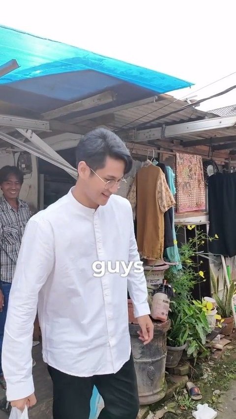 Siapa sangka, Antonio Blanco Jr yang dikenal sebagai aktor tampan non-Muslim ikut merayakan Idul Adha bersama kekasihnya, Zoe Abbas.