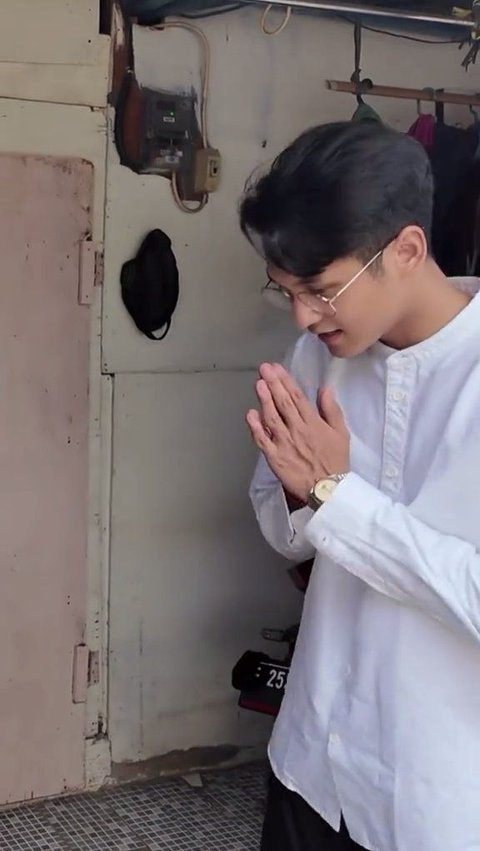 Siapa sangka, Antonio Blanco Jr yang dikenal sebagai aktor tampan non-Muslim ikut merayakan Idul Adha bersama kekasihnya, Zoe Abbas.