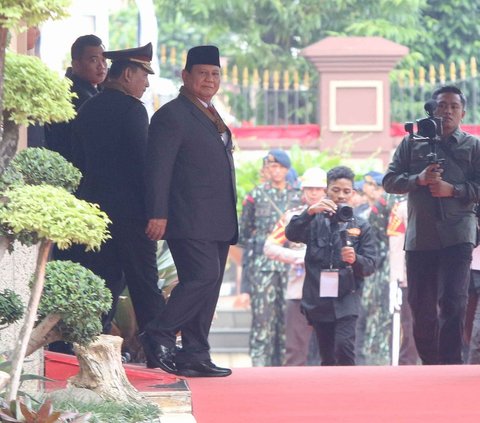 FOTO: Senyum Prabowo Terima Tanda Kehormatan Bintang Bhayangkara Utama di Mabes Polri
