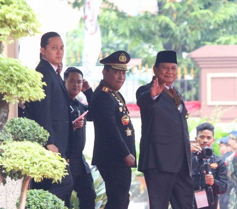 FOTO: Senyum Prabowo Terima Tanda Kehormatan Bintang Bhayangkara Utama di Mabes Polri