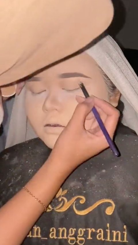 MUA Bridal Makeup Artist Only Uses Mobile Phone Flashlight When Power Outage Occurs, Makeup Result Still 'Glowing'