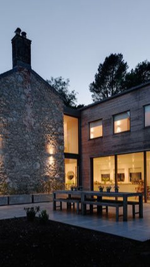 Desain Rumah Klasik dengan Detail Batu Alam