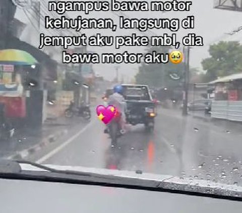 Lelaki Ini Rela Bertukar Kendaraan Biar Sang Kekasih Tidak Kehujanan!