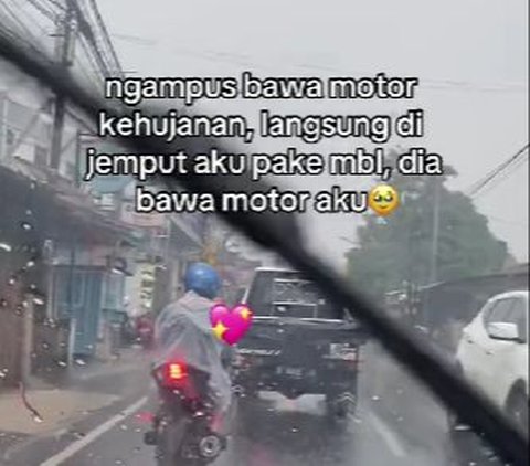 Lelaki Ini Rela Bertukar Kendaraan Biar Sang Kekasih Tidak Kehujanan!