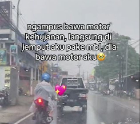 Lelaki Ini Rela Bertukar Kendaraan Biar Sang Kekasih Tidak Kehujanan!