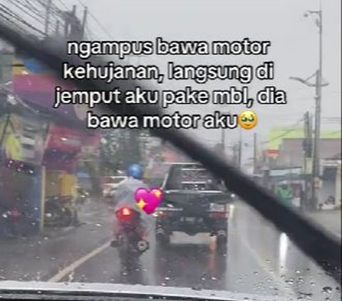 Lelaki Ini Rela Bertukar Kendaraan Biar Sang Kekasih Tidak Kehujanan!