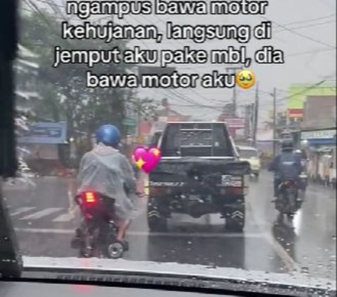 Lelaki Ini Rela Bertukar Kendaraan Biar Sang Kekasih Tidak Kehujanan!