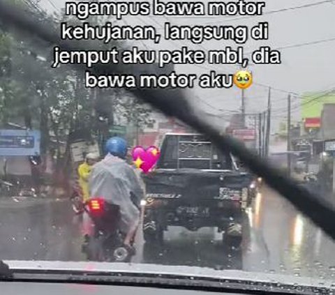 Lelaki Ini Rela Bertukar Kendaraan Biar Sang Kekasih Tidak Kehujanan!