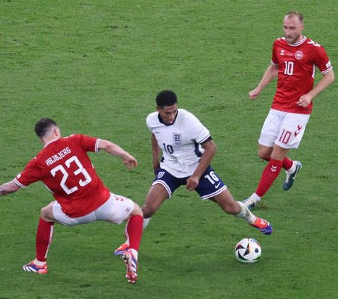 Sementara, Inggris tampil dengan tempo lebih lambat. Namun, tim asuhan Gareth Southgate pelan-pelan mampu membongkar pertahanan Denmark.