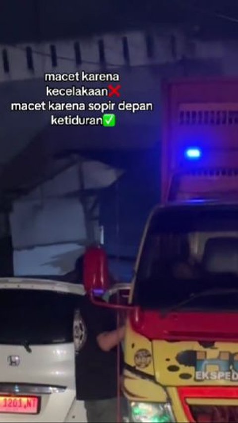 Penyebab kemacetan ini bukanlah lampu merah atau kecelakaan, melainkan sopir yang sedang tidur!