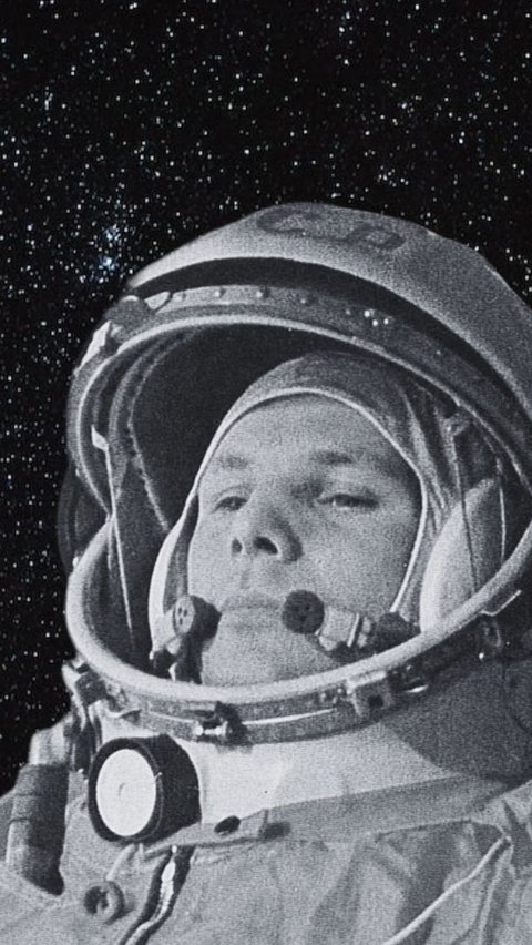 Yuri Gagarin adalah orang pertama yang pergi ke angkasa luar. Pada 12 April 1961, ia pergi menggunakan pesawat Vostok 1 buatan Uni Soviet dalam misi angkasa luar berawak pertama yang berhasil untuk dilakukan.<br>