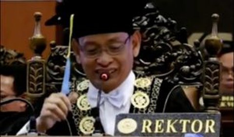 Belum berhenti di sana, pihak kampus melalui Rektor turut memberikan hadiah spesial. <br>