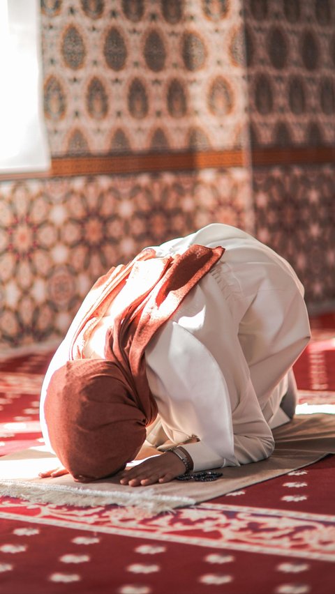 3 Prayers of the Prophet Muhammad during Prostration that are Often Read, Complete with their Virtues that can Erase Sins