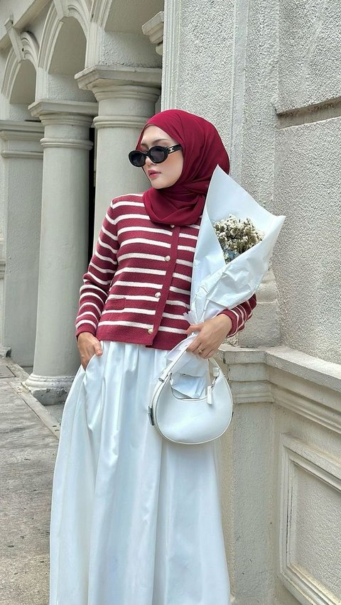 Cardigan Stripes dan Rok Putih