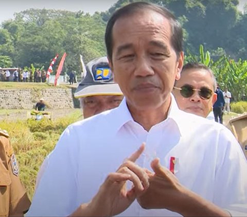 Senyum Jokowi Saat Ditanya Soal Pejudi Terima Bansos: Enggak Ada