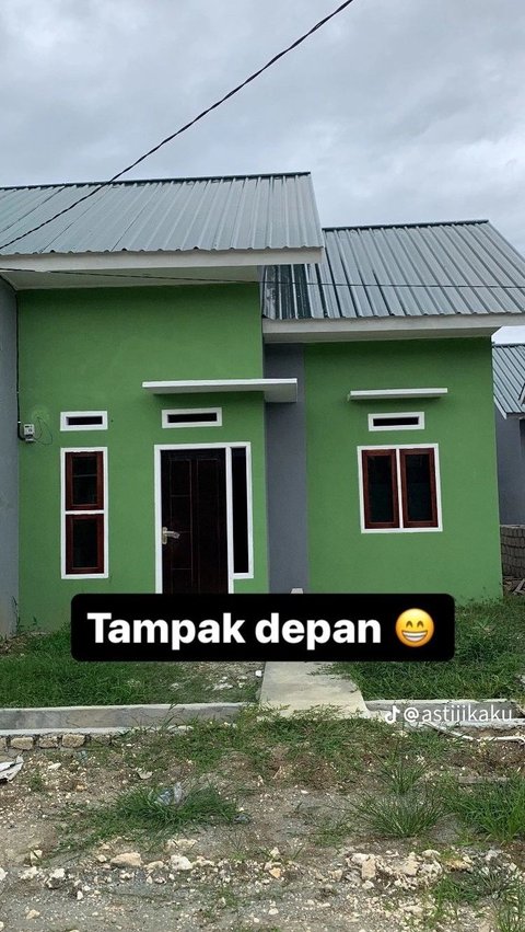 Setelah membayar cicilan di muka, mereka lalu datang ke unit mereka dan melihat kondisi rumah setengah jadi ini.