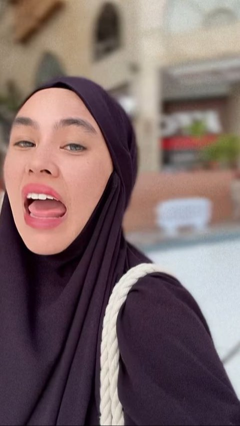 Accused of Mocking Raffi and Nagita for Making Viral Escalator Content in Mecca, Kartika Putri is Upset