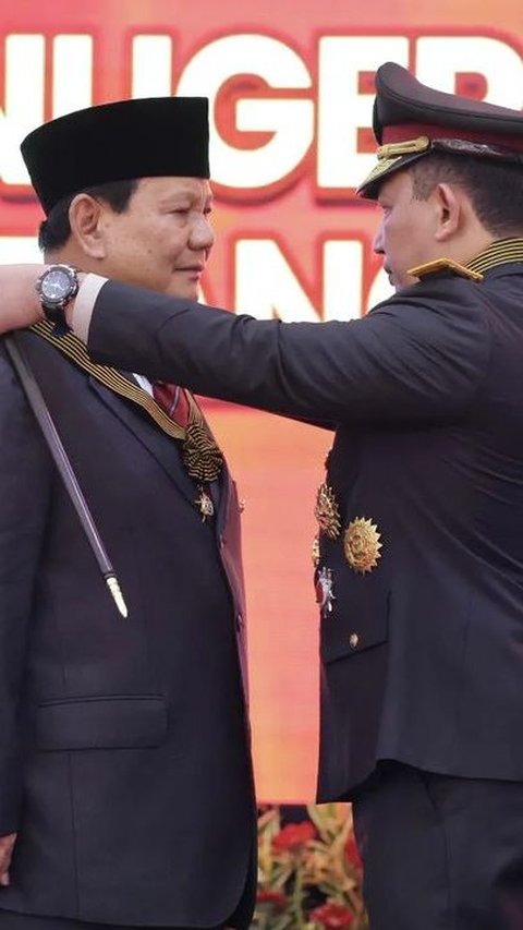Menhan Prabowo Disematkan Kapolri Tanda Kehormatan, Mayor Teddy Sigap Membantu