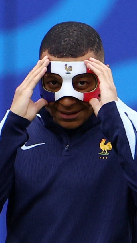 Mbappe tampak memakai topeng pelindung berwarna biru, putih, merah khas bendera Prancis. Foto: REUTERS/Lisi Niesner