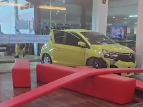 Appearance of Honda Brio Sneaking into Showroom in Palembang, OB Accidentally Steps on the Gas Pedal