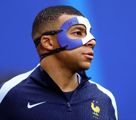 FOTO: Penampilan Terbaru Kylian Mbappe Pakai Topeng Pelindung di Euro 2024, Siap Bela Prancis Lawan Belanda?