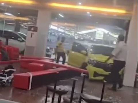 Appearance of Honda Brio Sneaking into Showroom in Palembang, OB Accidentally Steps on the Gas Pedal