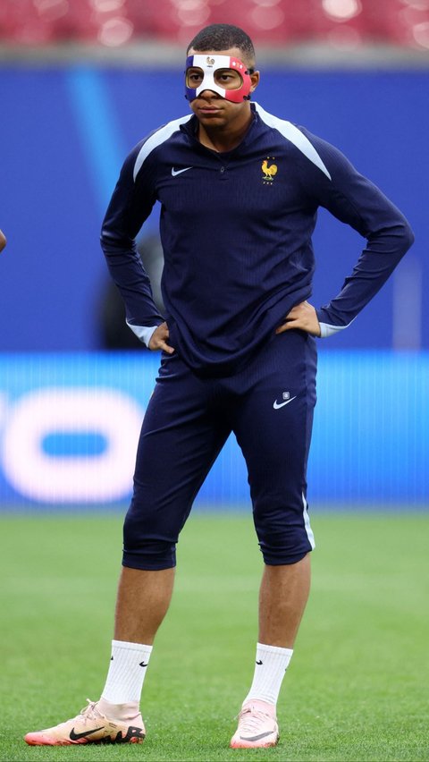 Penampilan terbaru Kylian Mbappe dengan topeng pelindungnya ini menimbulkan spekulasi jika sang pemain siap membela Prancis dalam pertandingan melawan Belanda. Foto: REUTERS/Lisi Niesner