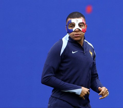 FOTO: Penampilan Terbaru Kylian Mbappe Pakai Topeng Pelindung di Euro 2024, Siap Bela Prancis Lawan Belanda?