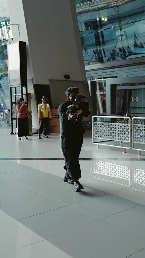 Momen Atta Halilintar dan Aurel Akhirnya Tiba di Indonesia Setelah Melaksanakan Ibadah Haji, Langsung Peluk Ameena di Bandara Bikin Terharu <br>