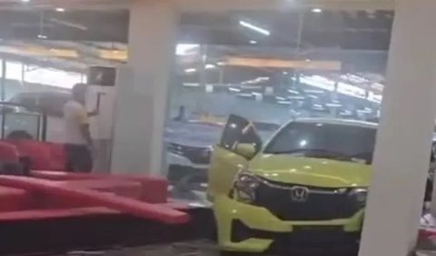Viral Honda Brio Tabrak Pintu Kaca Showroom Di Palembang 