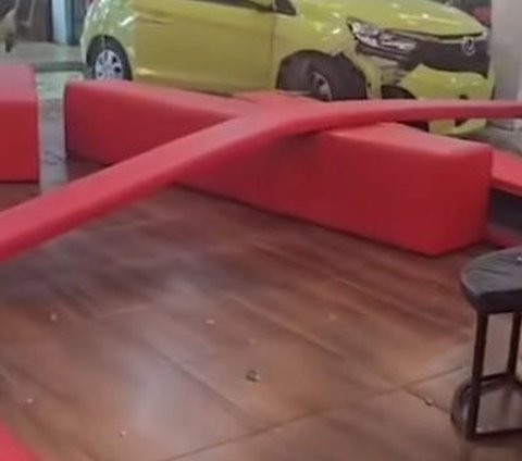 Viral Honda Brio Hilang Kendali dan Tabrak Pintu Kaca Showroom di Palembang