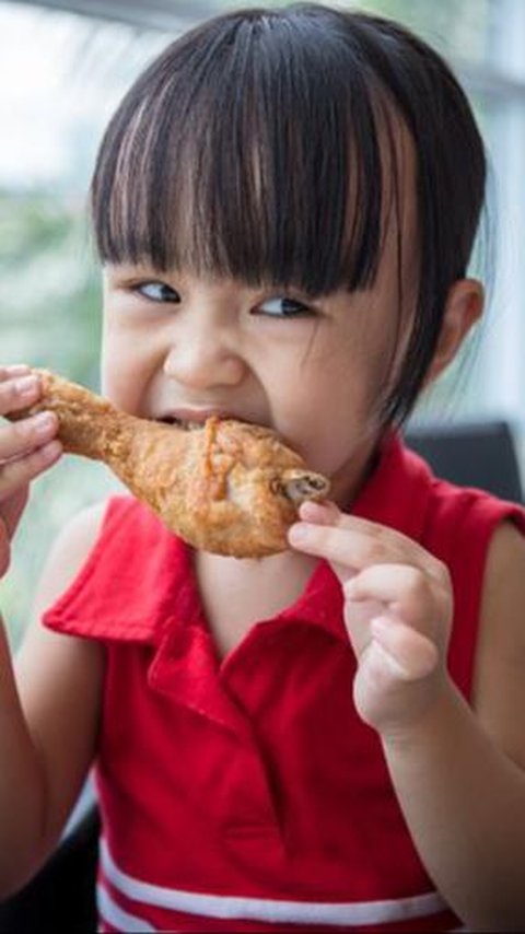 Addicted to eating fried chicken every day for a year, a 12-year-old child's kidneys are damaged, requiring lifelong dialysis.
