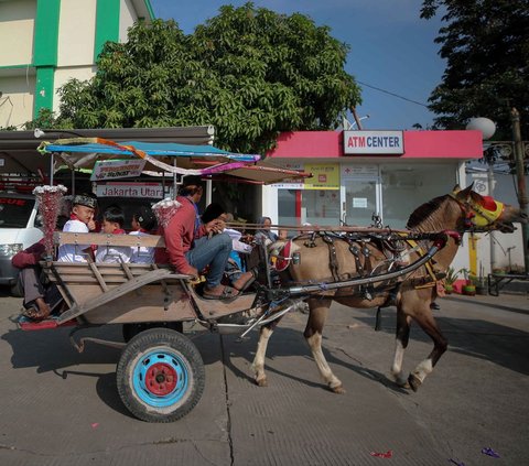 FOTO: Meriahnya Arak-arakan Puluhan Penganten Sunat Sambut HUT ke-497 DKI Jakarta