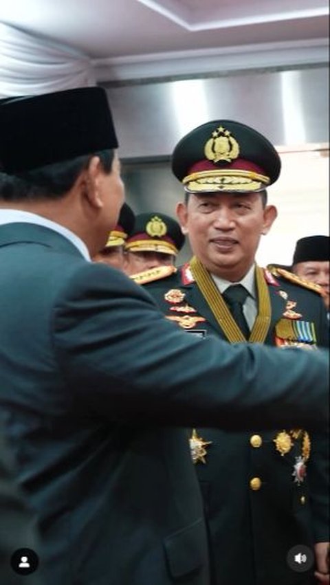 Momen Prabowo Subianto bertemu dengan Kapolri ini sontak mencuri perhatian masyarakat luas. Berbagai komentar pun membanjiri unggahan tersebut. <br>