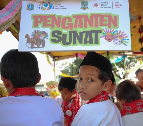 FOTO: Meriahnya Arak-arakan Puluhan Penganten Sunat Sambut HUT ke-497 DKI Jakarta