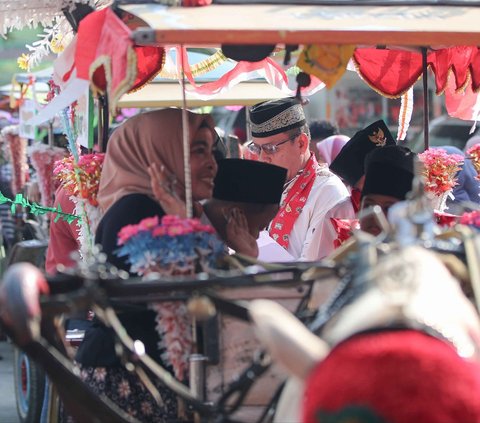 FOTO: Meriahnya Arak-arakan Puluhan Penganten Sunat Sambut HUT ke-497 DKI Jakarta