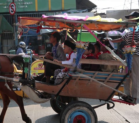 FOTO: Meriahnya Arak-arakan Puluhan Penganten Sunat Sambut HUT ke-497 DKI Jakarta