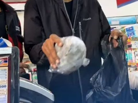 Man Buys Cigarettes at a Minimarket Using Plastic Bag Full of Small Change, but Refuses to Have it Counted Because He's in a Hurry