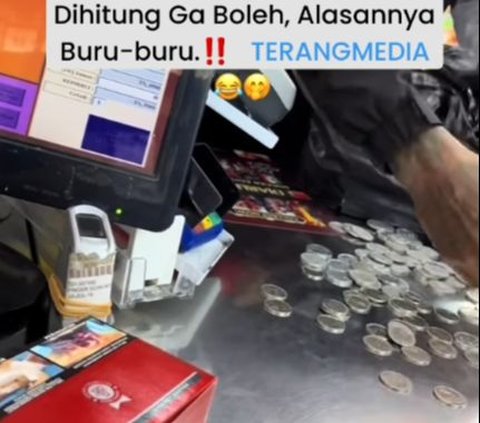 Man Buys Cigarettes at a Minimarket Using Plastic Bag Full of Small Change, but Refuses to Have it Counted Because He's in a Hurry
