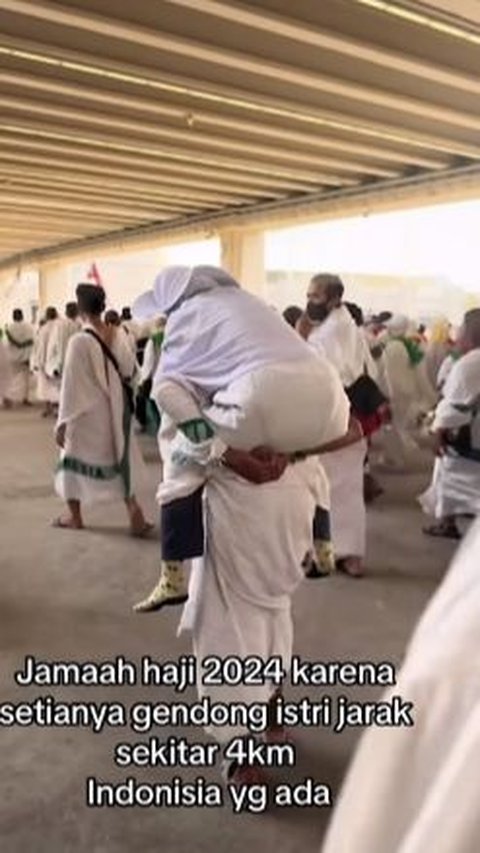 Kesetiaan Suami saat Ibadah Haji Ini Banjir Pujian, Jalan Kaki & Rela Gendong Istri hingga 4 Kilometer