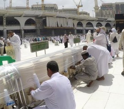 Warning! Hajj Pilgrims Bringing Excessive Zamzam Water in Luggage Can Be Fined Rp25 Million