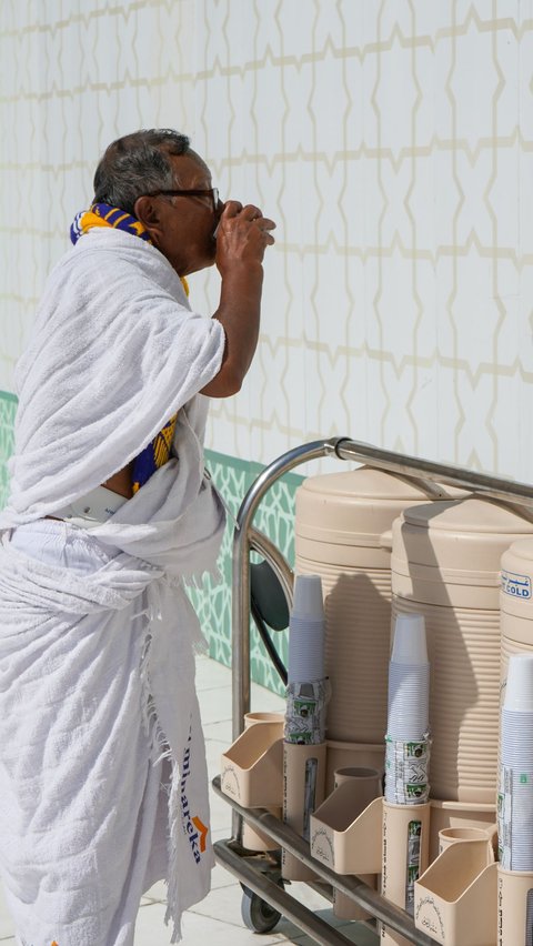 Warning! Hajj Pilgrims Bringing Excessive Zamzam Water in Luggage Can Be Fined Rp25 Million