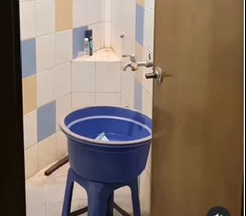 Having an Unusual Shape, This Woman Transforms Her Mother-in-Law's 'Triangle' Bathroom into Super Amazing