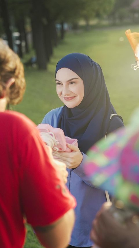 It now becomes the backbone for her children because she does not ask for an allowance from Ammar who is currently involved in a drug case.