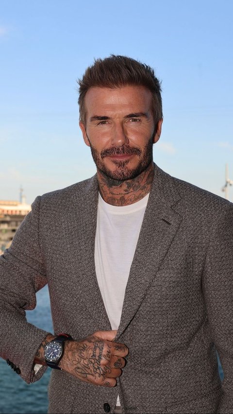 Like a Real Vegetable Farmer, David Beckham's Handsome Face During Onion Leaf Harvest Makes Everyone Stunned.