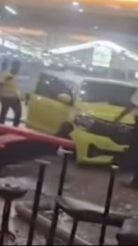 Viral Honda Brio Tabrak Pintu Kaca Showroom di Palembang Gara-Gara OB Terinjak Gas
