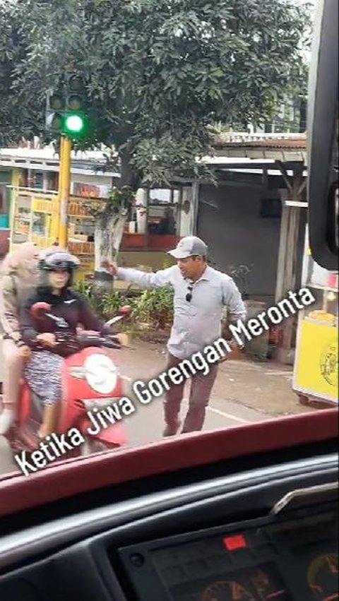 Meskipun di Lampu Merah, Sopir Truk Langsung Melakukan Aksi Random dan Membeli Gorengan