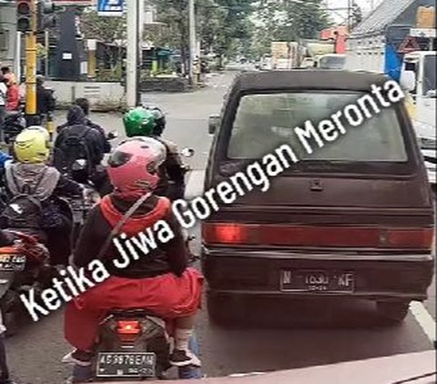 Pelan Pelan Pak Sopir: Aksi Tengil Sopir Truk Kena Lampu Merah, Lari Keluar Mobil Buat Beli Gorengan