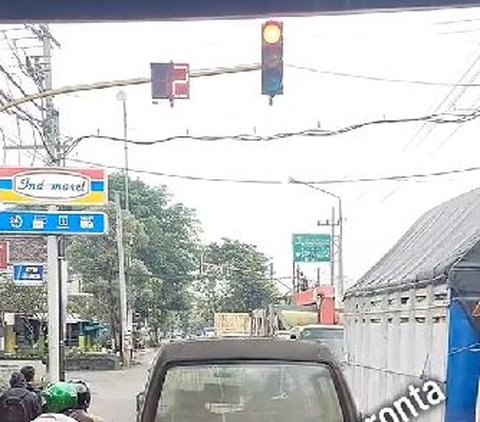 Aksi Random Sopir Truk, Langsung Lari Beli Gorengan Meskipun di Lampu Merah