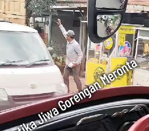 Aksi Random Sopir Truk, Langsung Lari Beli Gorengan Meskipun di Lampu Merah